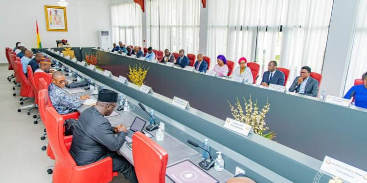 CORRUPTION ET GABEGIE FINANCIÈRES : LE COL DOUMBOUYA DONNE DES INSTRUCTIONS ( CONSEIL DES MINISTRES) 1 conseil des ministres