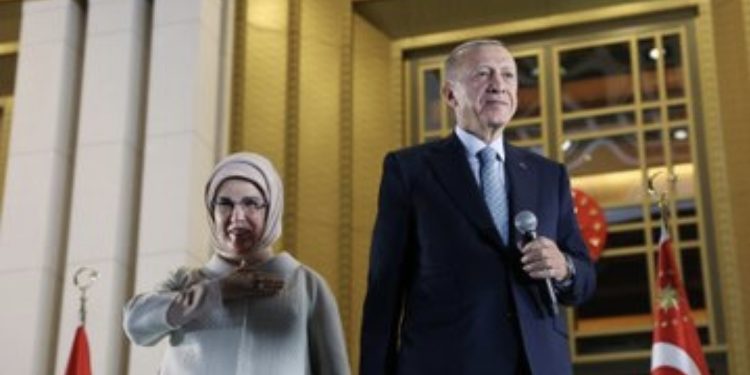 Turquie : Erdogan réélu, Macron le felicite et Natalie Yamb se moque (Tweeter) 1 Turquie : Erdogan réélu, Macron le felicite et Natalie Yamb se moque (Tweeter)