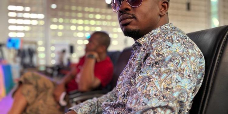 Musique : le DG d'Espace tv rend hommage à Master G et à son art (Journal Rappé sur scène) 1 Musique : le DG d’Espace tv rend hommage à Master G et à son art (Journal Rappé sur scène)