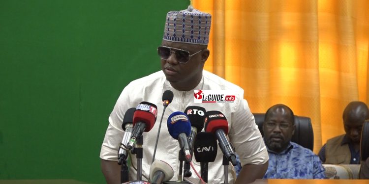 Future constitution : « un parlement fort et un régime présidentiel », Charles Wright 1 Future constitution : « un parlement fort et un régime présidentiel », Charles Wright