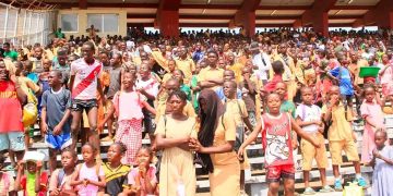 Des élèves guinéens dans un stade à Conakry (photo
