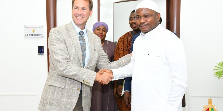 Diplomatie : l'ambassadeur des États-Unis en Guinée reçu en audience par le président du CNT 1 Diplomatie : l’ambassadeur des États-Unis en Guinée reçu en audience par le président du CNT