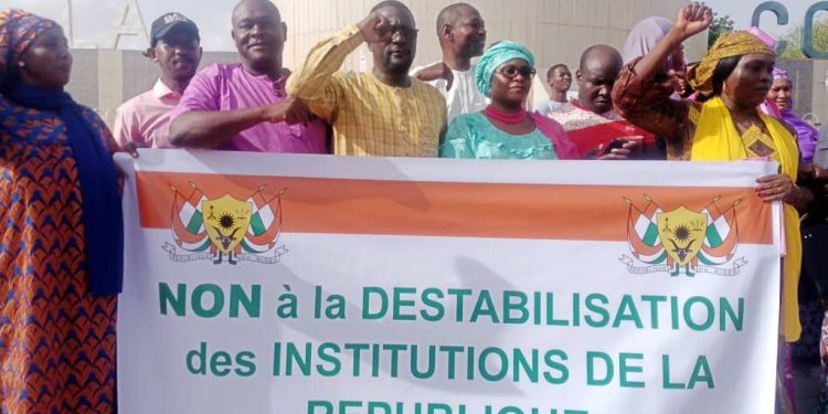 Niamey : Bazoum toujours détenu, des civiles lui apportent du soutien 1 Niamey : Bazoum toujours détenu, des civiles lui apportent du soutien