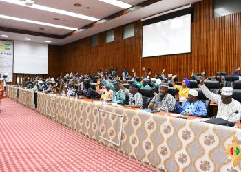 Des conseillers nationaux au palais du peuple