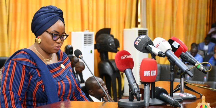 Scandale : la Guinée perd près de 2 milles milliards de GNF par an sur les recettes minières (CNT) 1 FATIMA CAMARA RAPPORTEURE GENERALE DU CNT