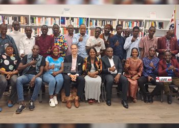 ARNAUD KURZE ET DES JOURNALISTES GUINEENS