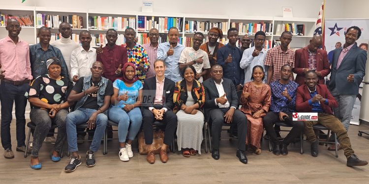 Guinée-USA: « la Guinée n’attire pas mais elle retient », Arnaud Kurze 1 ARNAUD KURZE ET DES JOURNALISTES GUINEENS