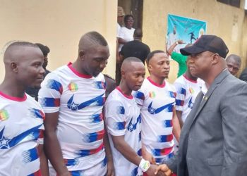 Le ministre de la justice en train de serrer la main des prisonniers footballeurs