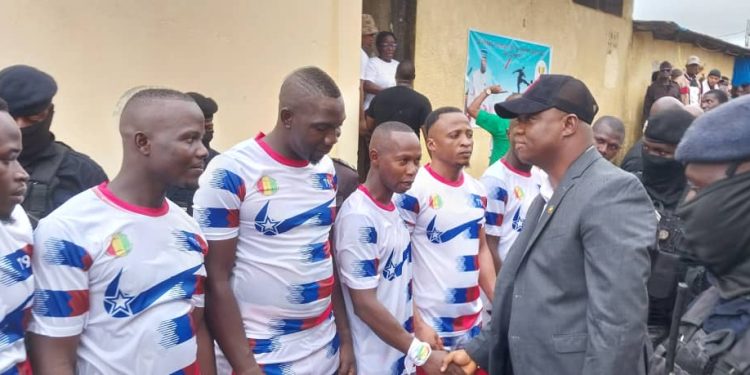 En Guinée, un prisonnier de la maison centrale à l'État : « on demande à l’État de penser à nous !» 1 Le ministre de la justice en train de serrer la main des prisonniers footballeurs