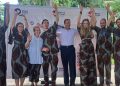 TROY FITRELL AVEC LES VOLONTAIRES