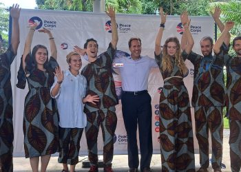 TROY FITRELL AVEC LES VOLONTAIRES