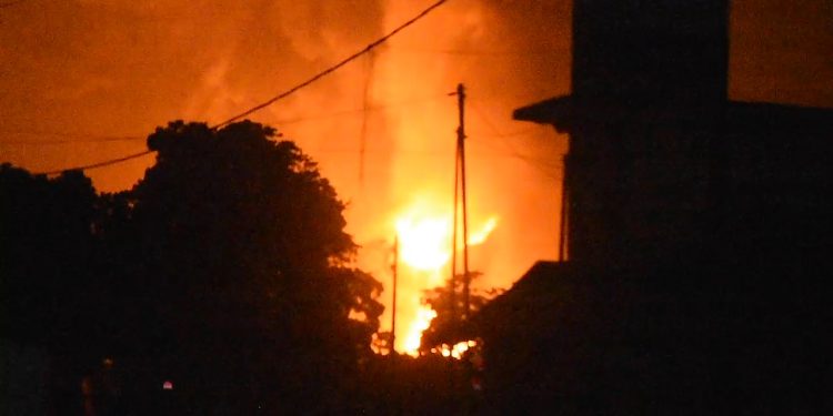 Guinée: le président de la junte annonce une enquête pour déterminer les causes de l'incendie à Kaloum 1 FEU AU DEPOT