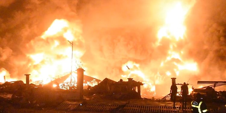 Tragédie à Kaloum : Dr Ousmane Doré encourage l'élan de solidarité pour aider les victimes 1 INCENDIT