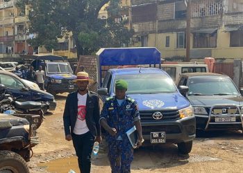 SEKOU JAMAL PENDESSA SECRETAIRE GENERAL DU SPPG AVEC UN GENDARME AU TPI DE DIXINN