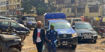 SEKOU JAMAL PENDESSA SECRETAIRE GENERAL DU SPPG AVEC UN GENDARME AU TPI DE DIXINN