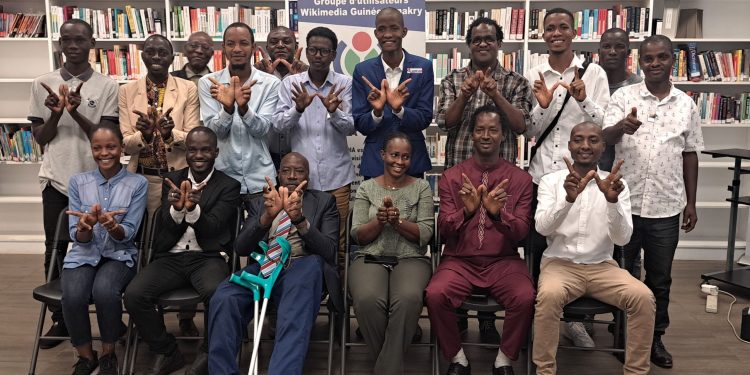 Des journalistes guineens a lambassade des Etats Unis min scaled 1