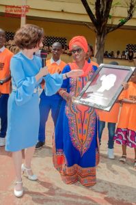 Moussa Yero Bah recoit le Prix du courage avec lambassade des USA