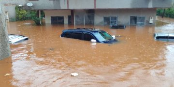 Des mainsons submergees par les eaux a Conakry