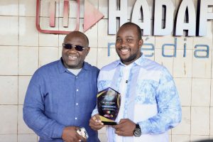Lamine Guirassy PDG du groupa Hadafo medias a gauche et son DG Kabine Conde
