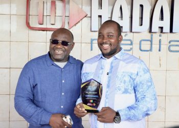 Lamine Guirassy PDG du groupa Hadafo medias a gauche et son DG Kabine Conde