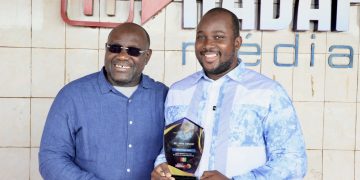 Lamine Guirassy PDG du groupa Hadafo medias a gauche et son DG Kabine Conde