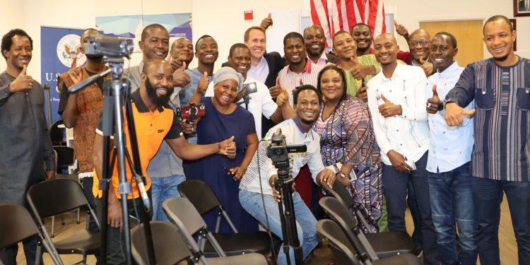 Diplomatie, Élections, Démocratie et Immigration : l'ambassadeur des États-Unis en Guinée devant la presse 1 Diplomatie, Élections, Démocratie et Immigration : l’ambassadeur des États-Unis en Guinée devant la presse