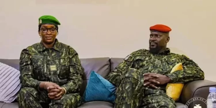 Fête de l’armée : plusieurs officiers dont Aminata Diallo, élevés en grade (liste complète) 1 Fête de l’armée : plusieurs officiers dont Aminata Diallo, élevés en grade (liste complète)