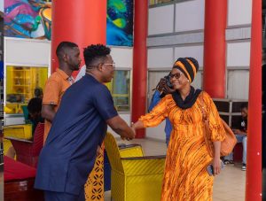 Moussa Yero Bah serre la main a lacteur Soul Bangs au CCFG