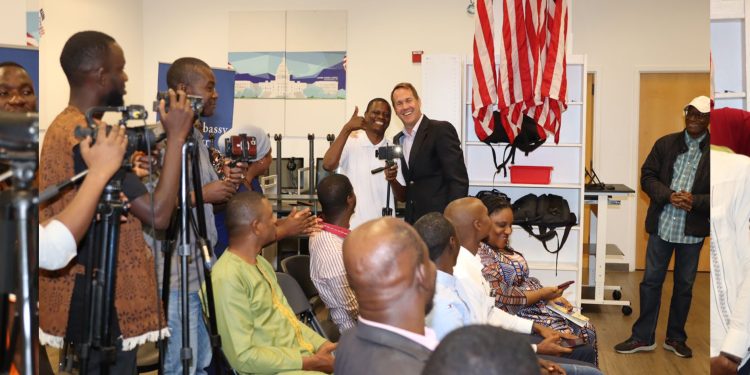 Médias : tout savoir sur les prix annoncés par l'ambassade des États-Unis en Guinée 1 Diplomatie, Élections, Démocratie et Immigration : l’ambassadeur des États-Unis en Guinée devant la presse