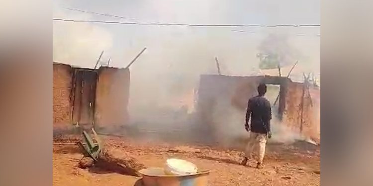 Siguiri : un adolescent accusé d’avoir incendié 5 cases à l’aide d’une cigarette