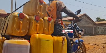 Guinée : avec sa moto il défie tout pour survivre 