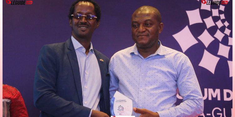 Prix de l’engagement démocratique et civique : le journaliste Alpha Abdoulaye Diallo toujours au top ! 1 Prix de l’engagement démocratique et civique : le journaliste Alpha Abdoulaye Diallo toujours au top !