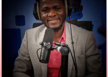 Depuis son exil, le 𝐣𝐨𝐮𝐫𝐧𝐚𝐥𝐢𝐬𝐭𝐞 Mamoudou Babila parle à 𝐬𝐞𝐬 𝐜𝐨𝐧𝐟𝐫𝐞̀𝐫𝐞𝐬 qui vivent le martyr au pays !