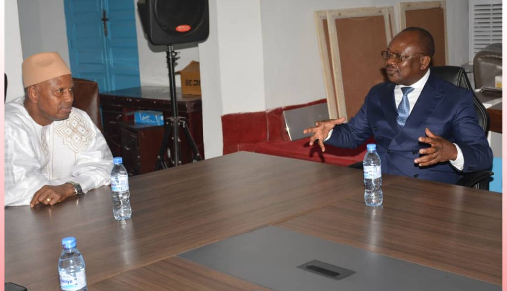 Boubacar Yacine Diallo president de la HAC GUINEE boubou blanc et Ambassadeur Calixte Arisitide Mbari chef de mission de lUA a Conakry costume