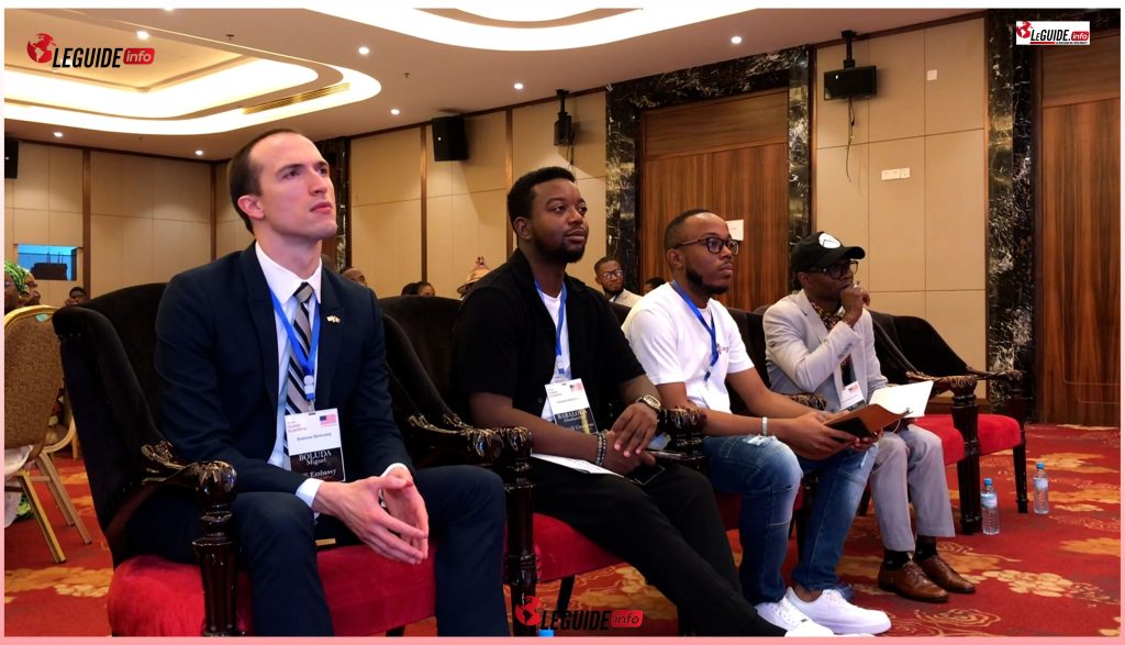 Ambassade des USA & Google Hustle Academy : 80 jeunes guinéens certifiés à l’utilisation de l’IA 2 Miguel Bluda avec des jeunes guineens
