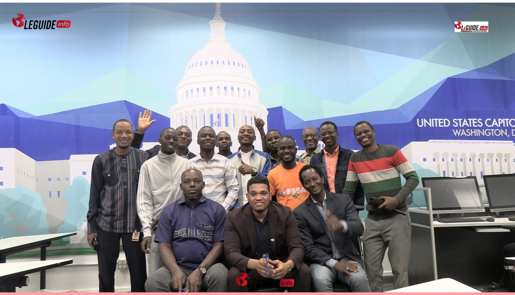 Sidi Zeid Chleuh avec des journalistes guineens a lambassade des Etats Unis en Guinee