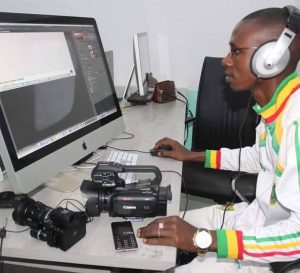 Amdou Dioulde Diallo dans la salle de montage audito visuel de lUFDG