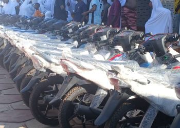 À Kankan, le fondateur de Nourdine Fm offre 22 motos, 42 sacs de vivres et autres à 22 chefs de locaux