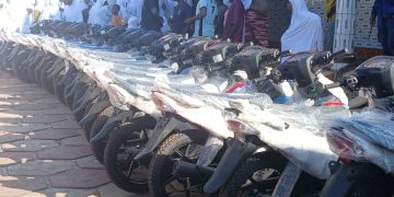 À Kankan, le fondateur de Nourdine Fm offre 22 motos, 42 sacs de vivres et autres à 22 chefs de locaux