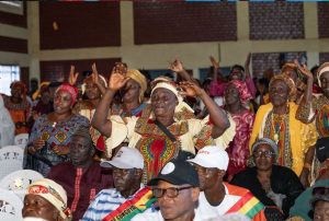 Après la promulgation de la constitution : Le Premier Ministre en tournée de remerciements 2 Des femmes deriere le maire de Songoya a Faranah pour acceuillir le PM Bah Oury