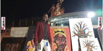 Notre Mamoudou Boulléré Diallo, devant le monument de la renaissance africaine à Dakar en 2022 sous invitation de la CEDEAO