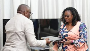 RDC : Clotilde Mutita, nouvelle rapporteure adjointe de l'Assemblée nationale, officiellement installée 2 le Rapporteur Jacques Djoli remet le fauteuil de pouvoir a Clotilde Mutita nouvellement elue