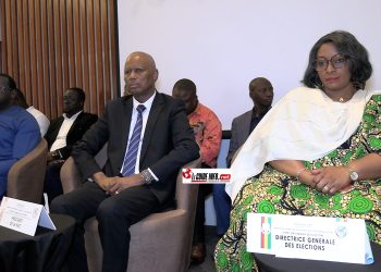 Boubacar Yacine, Diallo, président de la HAC à côté de Djénabou Touré, DG de la DGE