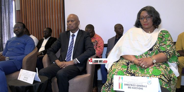 Boubacar Yacine, Diallo, président de la HAC à côté de Djénabou Touré, DG de la DGE