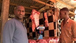 Bailo bouche devant une boucherie a lentree de labattoire de Matoto