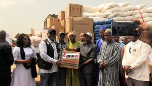 Felix Lamah le Ministre de lElevage entrain de proceder a la remise de don dintrants pour betail