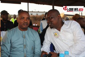 Le président de l'AJRAK IBRAHIMA SORY DIALLO (EN BLANC) ET MAMADOU ALPHA DIALLO, REPRÉSENTANT DU PARRAIN