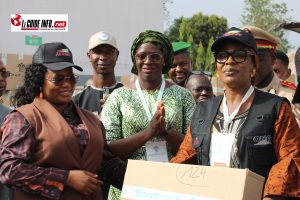 Remise symbolique du don avec les autorités administratives et sanitaire
