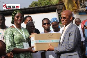 Remise symbolique du don entre la DPS de Dubréka et le DG de l'hôpital Préfectoral de Dubréka 