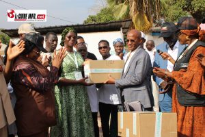 Remise symbolique du don avec les autorités administratives et sanitaire